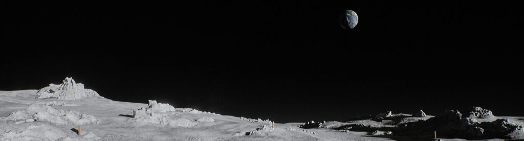 Image du jeu routine en bannière représentant la surface de Lune et on aperçoit la panète Terre au loin, dans l'espace.